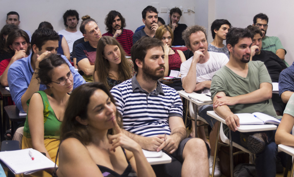 Los asistentes al seminario escuchan con atención a Miguel Pérez (SAE)