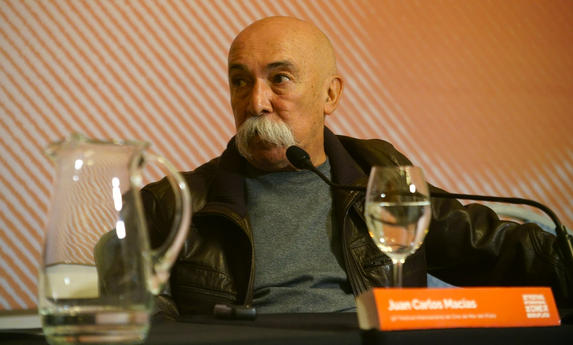 Juan Carlos Macías (SAE) durante la entrevista abierta con Alberto Ponce (SAE)